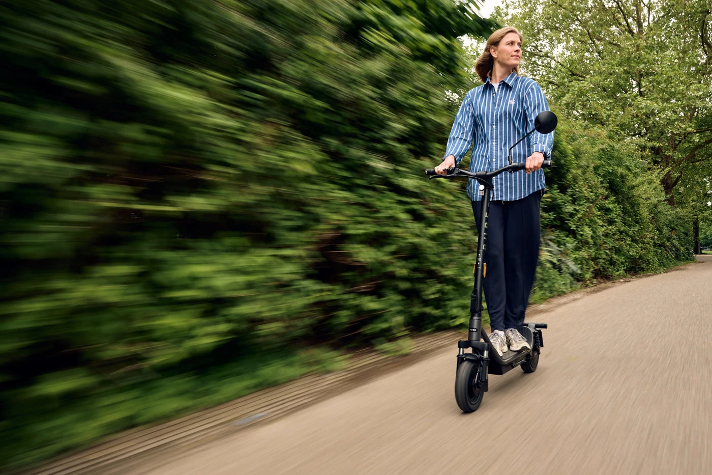 Pure Air6 Pro+ Suspension NL in gebruik, officiële productfotografie van Pure Electric